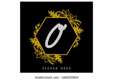Logotipo de marco monograma, marco de polígono de flor dorada con "O" inicial y fondo negro