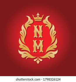 Cartas Monograma NM - diseño de la plantilla de logotipo de concepto. Heráldico emblema de lujo escuálido. Hojas doradas y corona. Ilustración del vector N y M. Iniciales. 