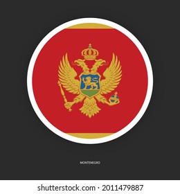 Bandera del círculo de Montenegro con borde blanco sobre fondo gris oscuro. Bandera del botón Montenegro aislada en un fondo apenas oscuro.