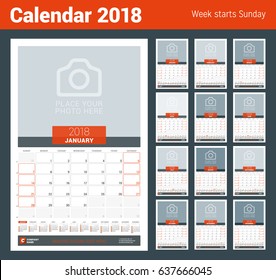 Planificador mensual del calendario 2018 Año. Plantilla de impresión de diseño vectorial con lugar para foto y calendario anual. La semana empieza el domingo