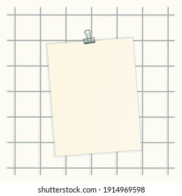 Tablero de humor en la pared blanca con papel rectangular de imitación y aglutinador para la planificación, educación, inspiración o recuerdos para la decoración de habitación en casa o en el lugar de la oficina. Lugar vacío para texto en la tarjeta