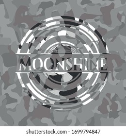 Moonshine auf grauem Camo-Muster