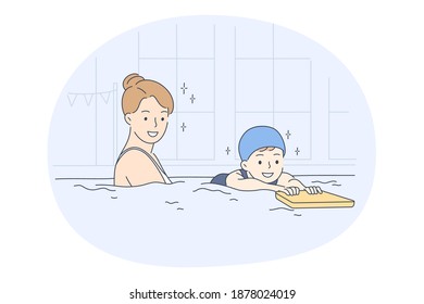 El concepto de madre e hijo en piscina. Joven madre sonriente mirando a su pequeño hijo aprendiendo a nadar en la piscina y divirtiéndose juntos ilustraciones vectoriales 