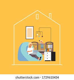 madre freelancer trabajando en casa usando laptop pequeño hijo jugando con juguetes en cuna coronavirus concepto de autoaislamiento de cuarentena sala de estar moderna ilustración vectorial de longitud completa