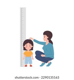 Madre que mide la altura de la hija sobre pegatina de pared, ilustración vectorial plana aislada en fondo blanco. Mujer marcando la altura del niño. Gráfica de altura de los niños.