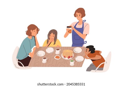 Madre sirviendo el desayuno mientras sus hijos somnolientos se sientan en la mesa por la mañana. Familia con niños comiendo comida en casa, crepes con miel dulce. Ilustración vectorial gráfica plana aislada en fondo blanco