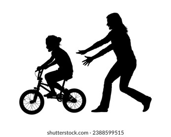 Madre enseñando a su hijo a montar en silueta vectorial de bicicleta.	