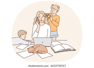 A mãe trabalha como freelancer em casa e se senta com crianças que sofrem de falta de espaço de trabalho e incapacidade de se concentrar. Crianças pequenas perto de mulher freelancer fazendo telefonema e usando laptop para o trabalho