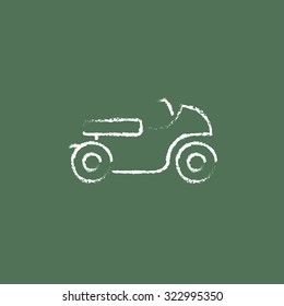 Motorradhandgezeichnet in Kreide auf schwarz-weißem Vektorsymbol einzeln auf grünem Hintergrund.