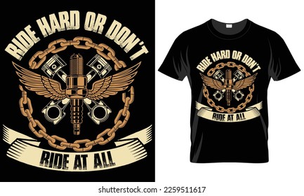 Motorrad Typografie T-Shirt Vector Design. Reiten Sie hart oder fahren Sie gar nicht. Motivations- und Inschriftenziffern. perfekt für Drucksachen und Taschen, Poster und Karten. einzeln auf schwarzem Hintergrund
