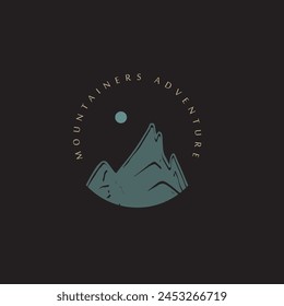 Logo de la insignia de aventura de montaña Vector gráfico de ilustración