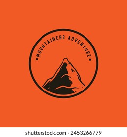 Logo de la insignia de aventura de montaña Vector gráfico de ilustración
