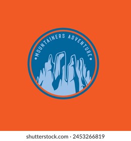 Logo de la insignia de aventura de montaña Vector gráfico de ilustración
