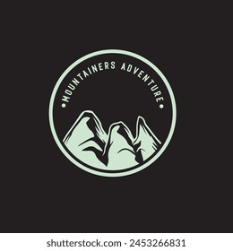 Logo de la insignia de aventura de montaña Vector gráfico de ilustración