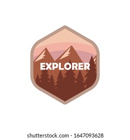 Emblemas de aventura de montaña, insignias y parches de logo.