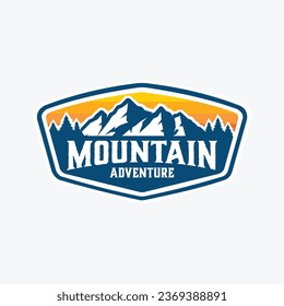 Conjunto de plantillas de diseño de distintivos de vectores de logotipo de aventura de montaña aislado
