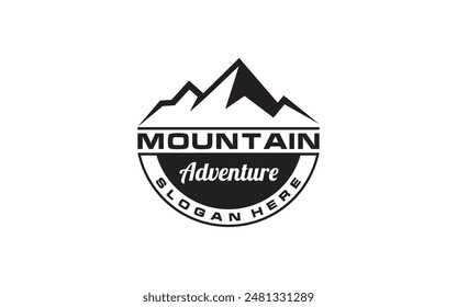 Mountain Adventure und Outdoor Vintage Logo Vorlage, Abzeichen oder Emblem Stil.Alpine Wildnis Reisesymbol. Vektorillustration.