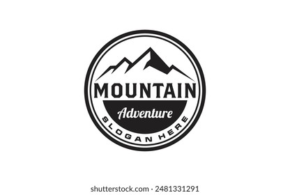 Mountain Adventure und Outdoor Vintage Logo Vorlage, Abzeichen oder Emblem Stil.Alpine Wildnis Reisesymbol. Vektorillustration.