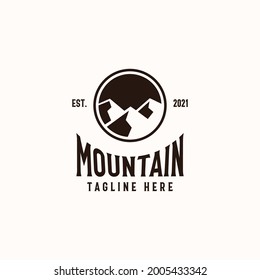 Plantilla de logotipo de distintivo de montaña aislada en fondo blanco