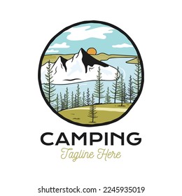 Diseño de insignia Mountain Camping Adventure con montañas. Gráficos del logotipo de viaje. Etiqueta de senderismo vectorial de stock