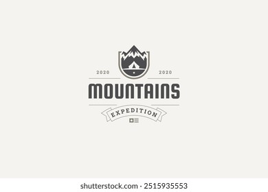 Montanha acampamento tenda verão viagem exploração retro logotipo projeto modelo vetor ilustração plana. Alpinismo alpinismo montanhismo rocha penhasco escalada expedição natureza aventura descoberta logotipo