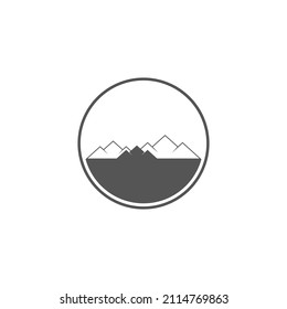 Bergkreiszeichen Wanderausweis und Outdoor-Reiselabel. Schneebergtourismus. Flache Vektorgrafik einzeln auf weißem Hintergrund.