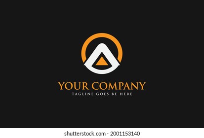 Diseño de logotipo de círculo de montaña por carta