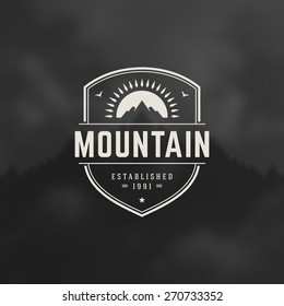 Elemento de Design de Montanha em Estilo Vintage para Logotipo, Etiqueta, Emblema e outro design. Aventura ilustração vetorial retro.