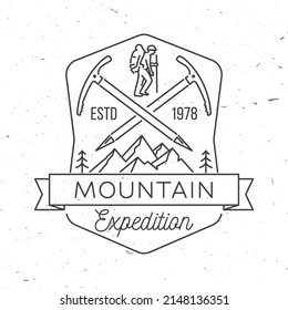 Insignia de la expedición de montaña. Ilustración vectorial. Concepto de camisa o logotipo, impresión, sello o tee. Diseño artístico de líneas antiguas con hacha helada, montañista y montaña. Emblema de aventura al aire libre.