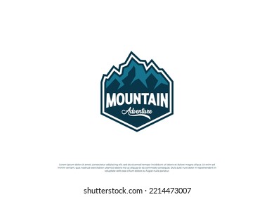 Diseño del logo de la placa de exploración de montaña. emblema de los viajes de montaña. Diseño de expedición de montaña.
