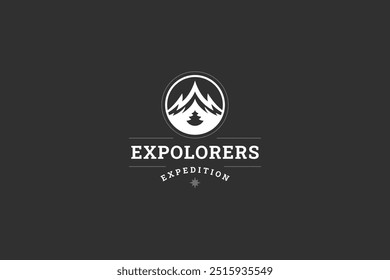 Montanha explorar aventura expedição retro logo design modelo vetor plana ilustração. Alpinismo montanhismo escalando penhasco de rocha com abeto esporte extremo viagem minimalista logotipo