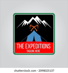 camping forestal de montaña y logotipo de aventura
