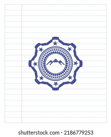 mit Stift gezeichnete Bergsymbol. Blaue Tinte. Vektorgrafik. Detaillierte Angaben. 
