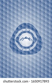 Bergsymbol in blauem Hexagon-Abzeichen.