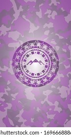icono de montaña dentro de la textura de camo rosa y púrpura