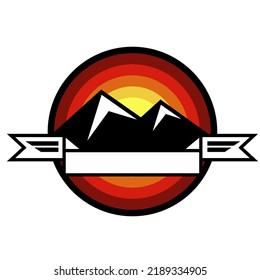 Logo del icono de la montaña en el fondo circular del arco iris y la cinta