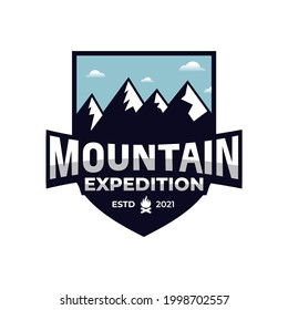 Gebirgsschilder. Wanderembleme, Bergembleme und Outdoor-Logo für Bergtouren vektor
