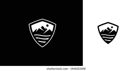 Montaña y lago combinados con la plantilla del vector del logotipo del escudo