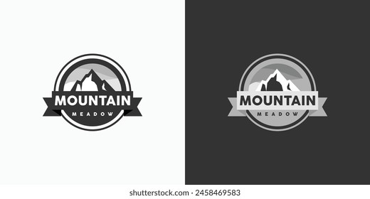 Berglandschaft Emblem Vektorgrafik Logo Design mit nebeligen Hintergrund in modernem, schlichtem, sauberem und abstraktem Stil.