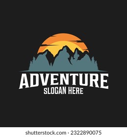 Diseño de logotipo de montaña rocky pico aventura al aire libre. Ilustración del vector