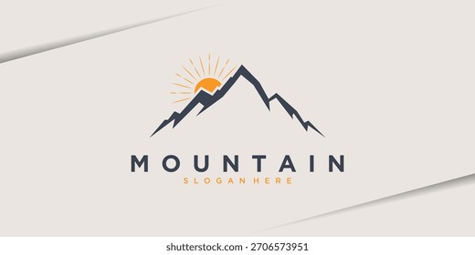 Diseño del logotipo de la montaña con la salida del sol