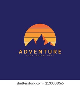 Diseño de logotipo de montaña con puesta de sol. ideal para acampar, aventura al aire libre, expedición, esquí y escalada. ilustración de vector