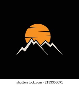 Mountain Logo Design mit Sonnenuntergang. ideal für Camping, Abenteuer im Freien, Expedition, Skifahren und Klettern. Vektorgrafik-Illustration