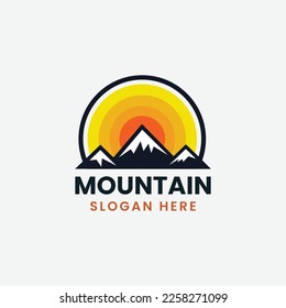 Design-Vorlage für Mountain-Logo mit Sonne, einfaches flaches Design Berglogo.