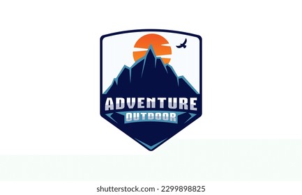 Ilustración vectorial del diseño del logotipo de montaña, vectores de la insignia del logotipo de la aventura al aire libre