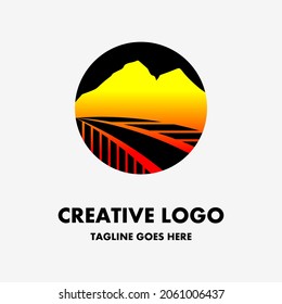 logotipo de montaña, icono de montaña en un círculo. ilustración paisajística en el crepúsculo. logo de vector creativo y simple. diseño de logotipo abstracto. plantilla de logotipo de empresa o empresa
