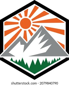 logotipo de montaña sobre el fondo de la puesta de sol. icono de la vida salvaje. bosque de dibujo vectorial minimalista y montañas sobre el fondo del sol