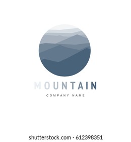Plantilla de logotipo de montaña con picos abstractos. Ilustración vectorial. Icono de Montañismo y Viaje. 