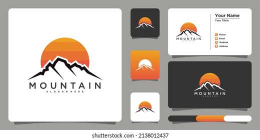 Plantilla de logotipo de montaña con puesta de sol y tarjeta de buses. Vecor Premium