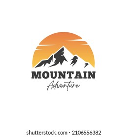 Inspiración en el diseño de vectores con logotipo de montaña. Atardecer sobre las montañas silueta de pico